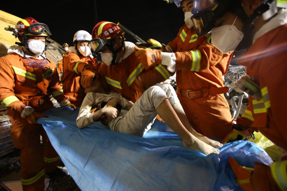 福建泉州酒店坍塌事故现场救出母子幸存者